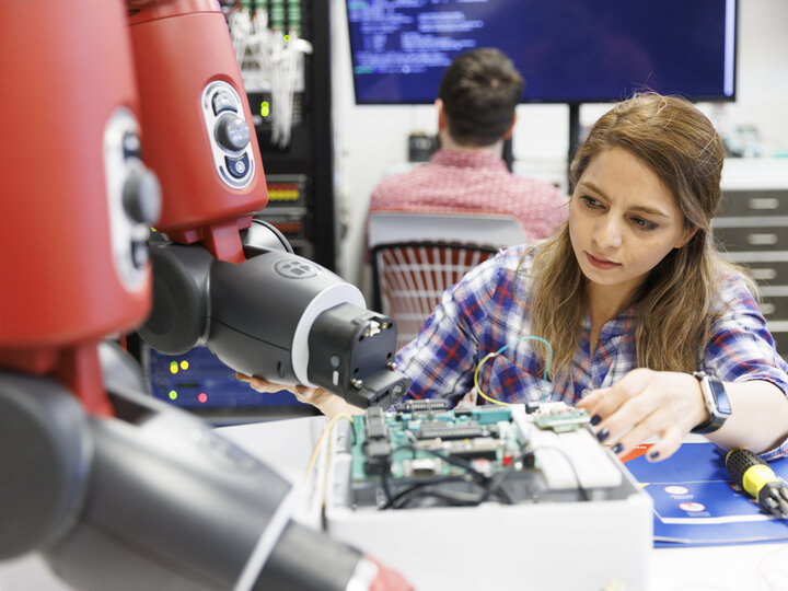 kimia working with robotic arm